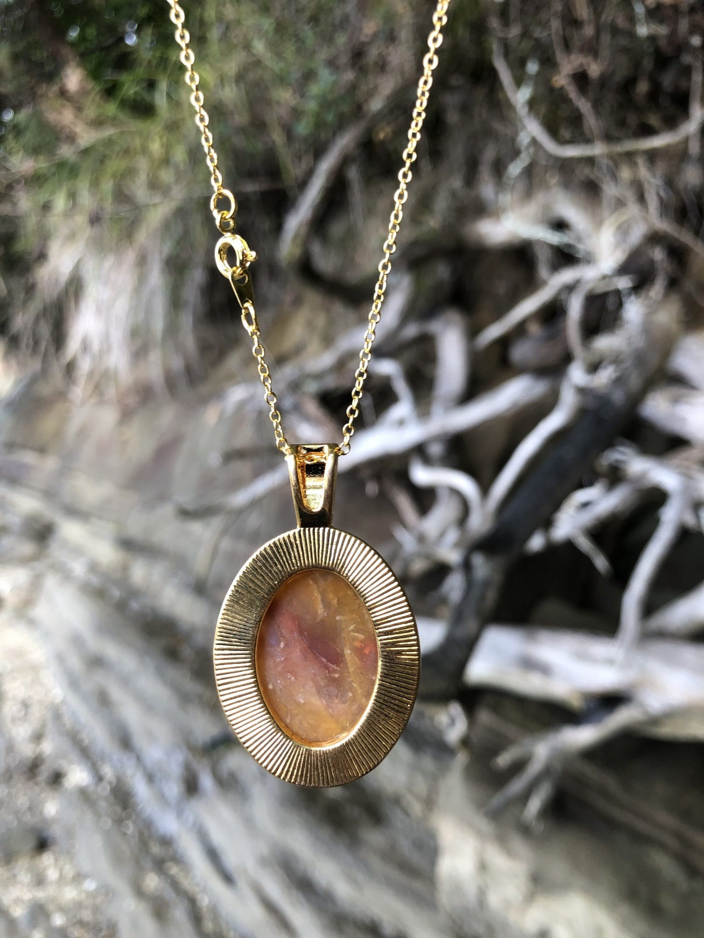 Necklace with a beautiful honey chert from Coromandel New Zealand with swirls of yellow and white. This stone is hand polished in a 30x22mm cabochon and set in a gold-plated setting with a 19 inch chain, back